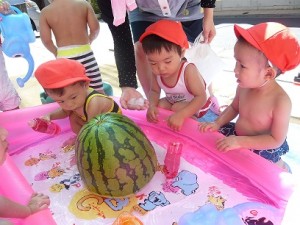 すいかを冷している写真です